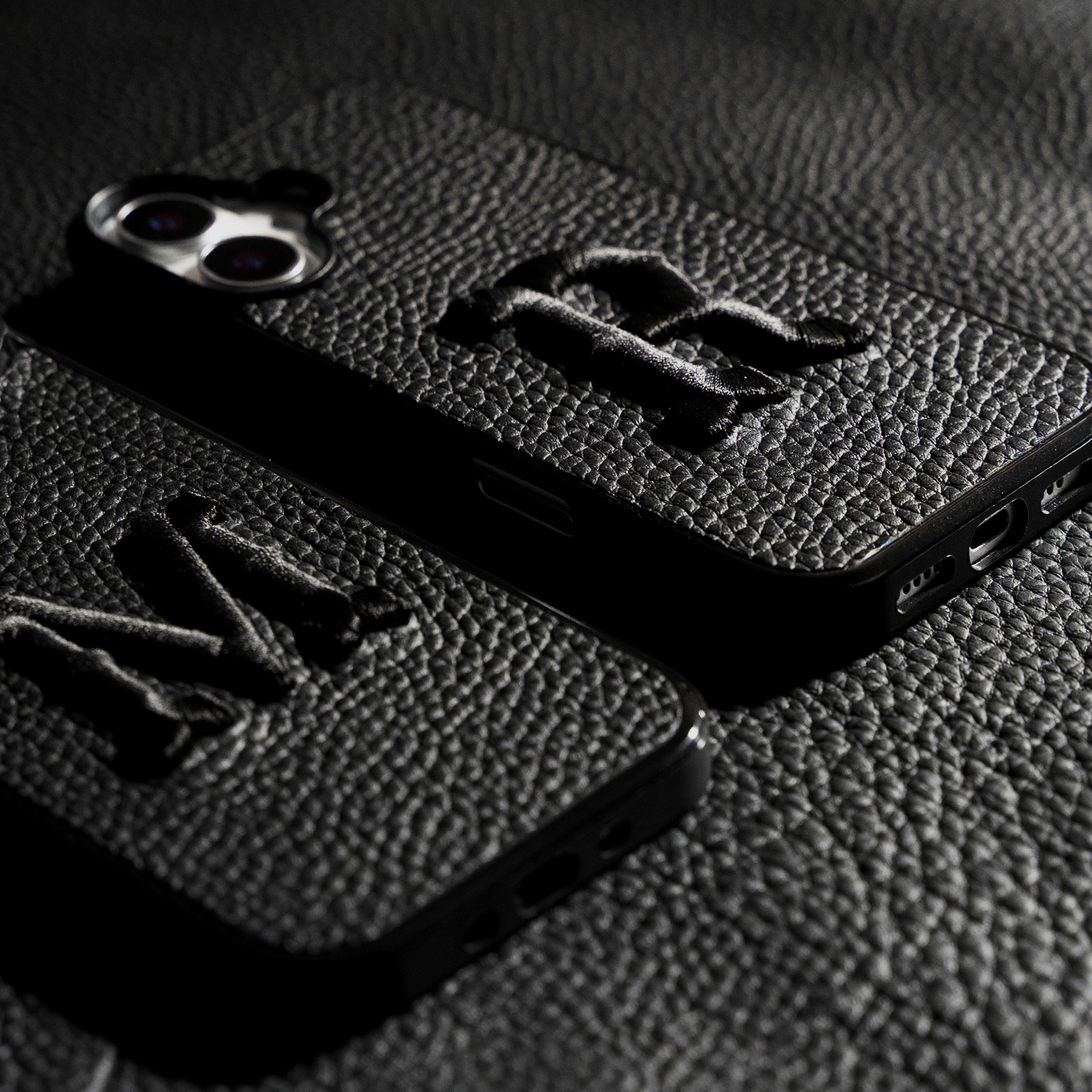 浮刻 iPhoneケース スマホカバー アイフォンケース 刺繍 3D刺繍 名入れ イニシャル かっこいい シンプル 黒 ブラック 本革 レザー 姫路レザー シュリンクレザー おしゃれ 背面 背面ケース 背面カバー ギフト メンズ ユニセックス