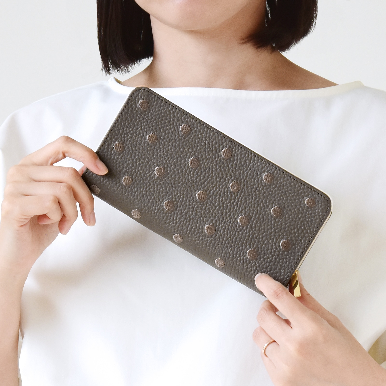 二つ折り 長財布 シュリンクレザー 刺繍 ドット柄