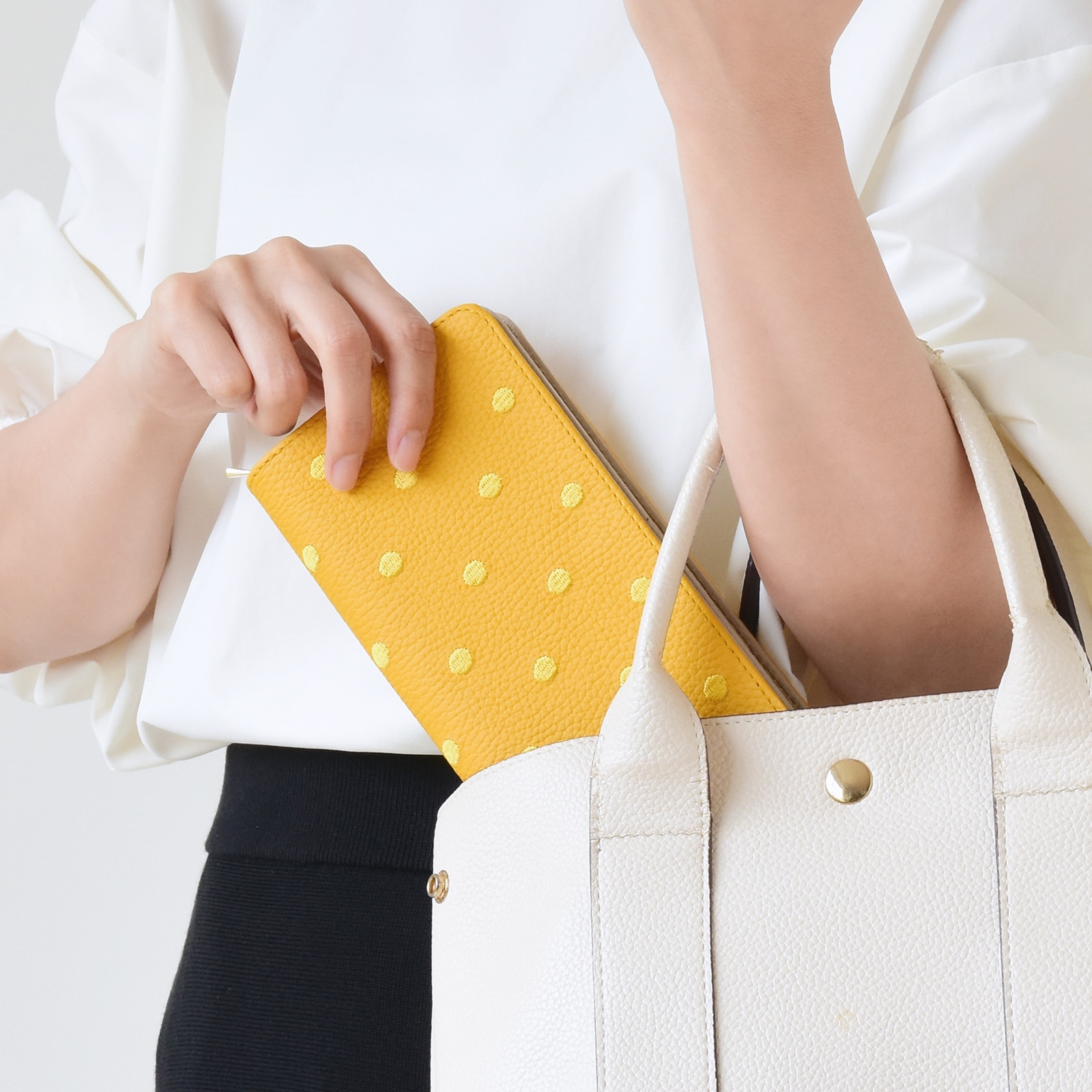 二つ折り 長財布 シュリンクレザー 刺繍 ドット柄